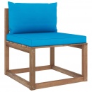 Ogrodowa sofa środkowa z palet, z jasnoniebieskimi poduszkami