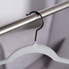 Wieszaki na ubrania welurowe szare obrotowe 45x24,5 cm 10 szt. Wieszaki na ubrania welurowe szare obrotowe 45x24,5 cm 10 szt.